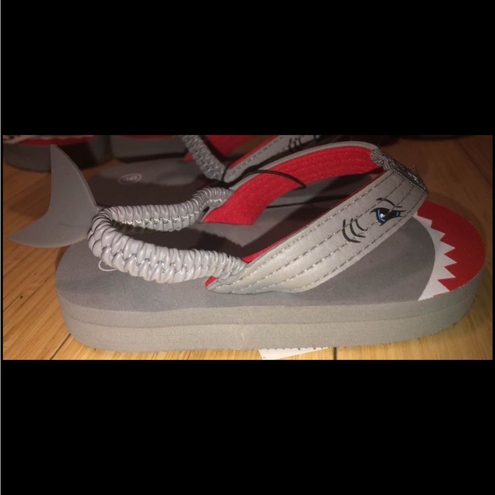 Swiggles Size 6 Toddler Boys Shark Flip Flops NEW NWT - Picture 2 of 4